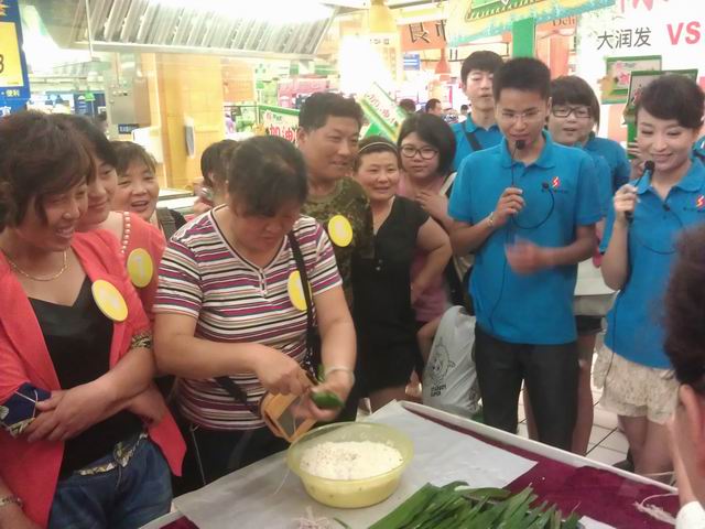 《楚风夜话》与大润发超市举行包粽子比赛 - 总
